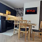 Trinity- New Modern Apartment With Free On Road Parking