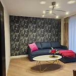 Trinity- New Modern Apartment With Free On Road Parking